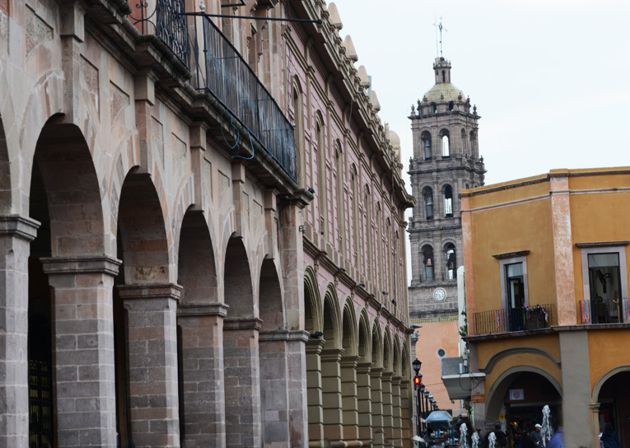 Edificios con portales alrededor de Plaza de Armas de Celaya