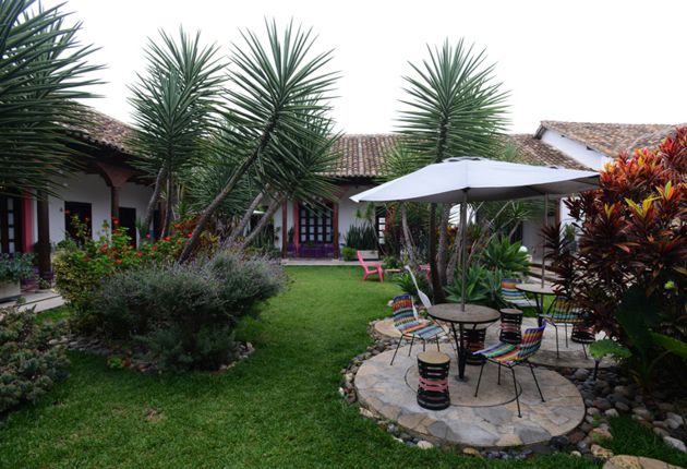 Casa antigua con patio interior jardinado, hoy es un hotel