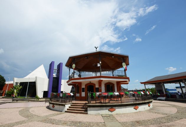 Parque Bicentenario con kiosco y Catedral de San José