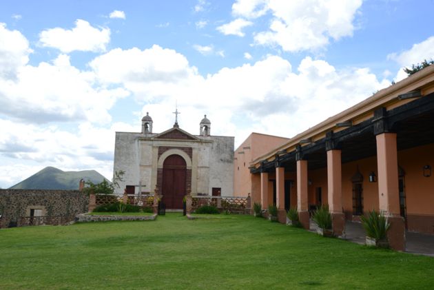 Hacienda y capilla San Antonio Tochatlaco, atrás cerro Tecajete.