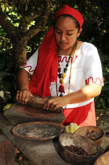 Moliendo cacao en hacienda.