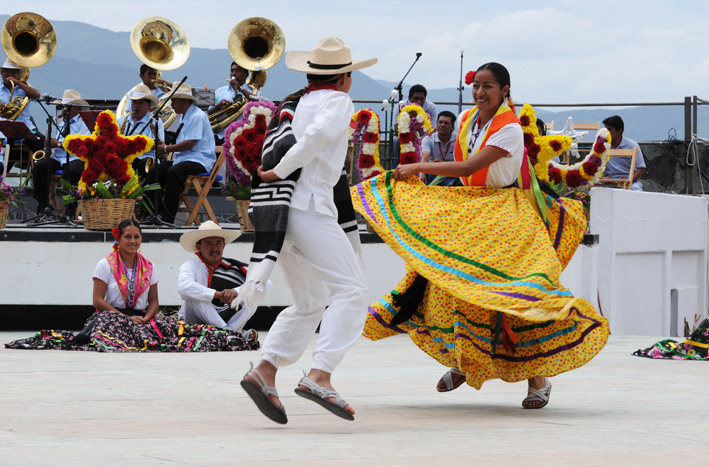 Jóvenes bailan en la Guelaguetza, Oax.