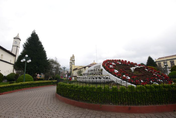 Reloj floral e iglesias en centro de Zacatlán.