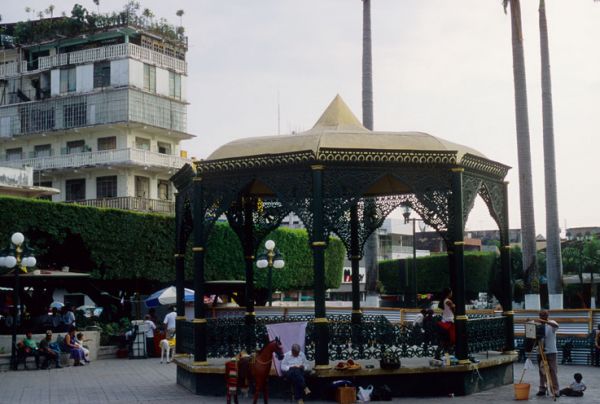 Parque Miguel Hidalgo con el antiguo kiosco rodeado por jardínes, en centro de Tapachula, Chis.