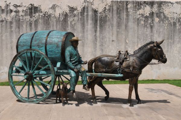 El Aguador en Ciudad de Campeche, junto a la Muralla y Puerta de la Tierra.