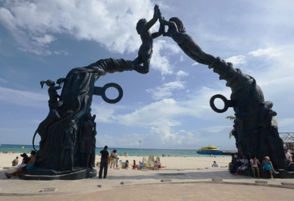 Escultura Portal Maya frente al mar Caribe, en Playa del Carmen Q. Roo.