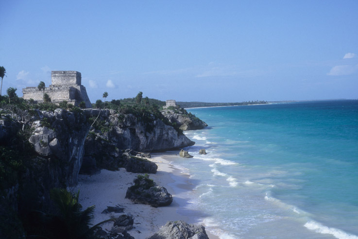 El Castillo Real de Tulúm sobre un acantilado frente al mar Caribe, también funcionó como Faro.