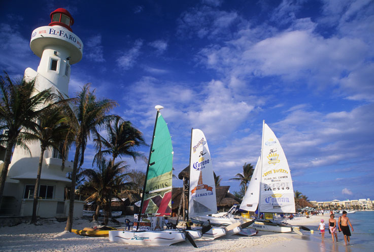 El pueblo turístico de Playa del Carmen, posee un moderno Faro.