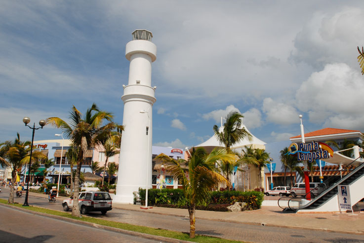 En la costa occidental y el centro de Cozumel, cuenta con un faro.