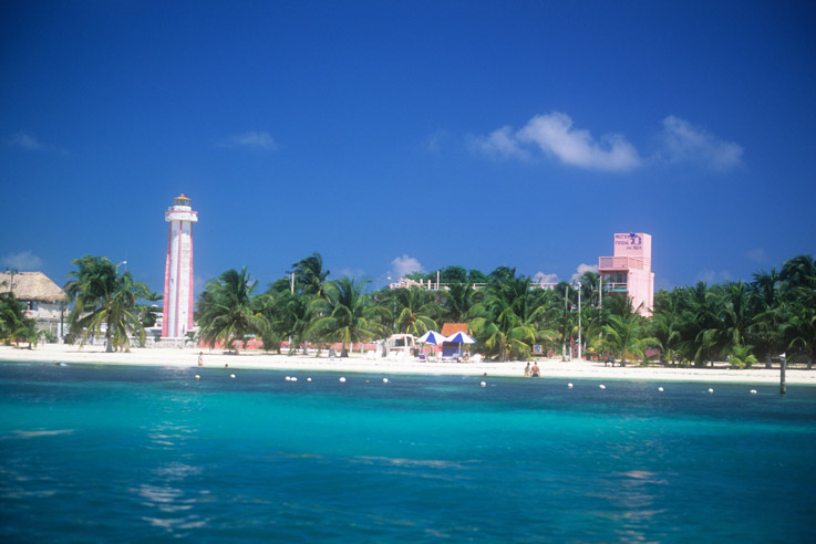 En la playa norte de la costa oeste está el Faro de Isla Mujeres.