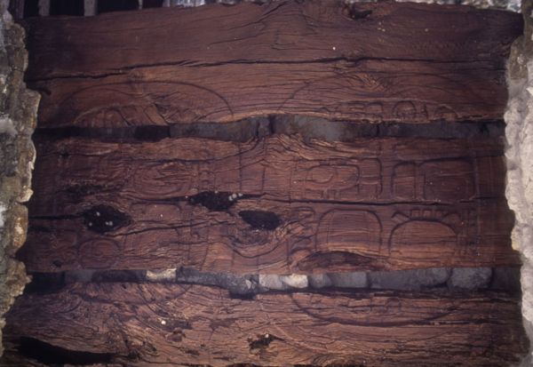 Grabado maya en madera de Chicozapote. En Dzibanché, Q. Roo.