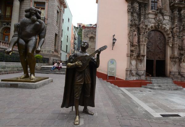 La Giganta de José Luis Cuevas y músico de rondalla en centro de Guanajuato, Gto.