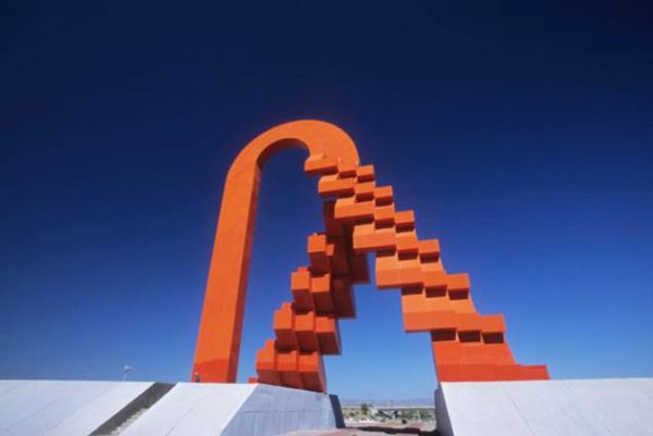 La Puerta de Chihuahua, una de las mas altas del mundo. Obra de Sebastián en Cd. de Chihuahua.