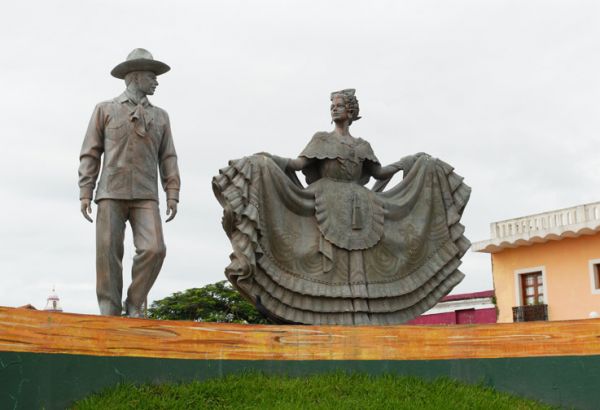 Los jarochos veracruzanos con traje típico, en la entrada de Tlacotalpan, Ver.