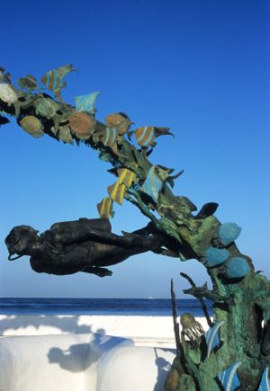 Monumento al buzo y el arrecife coralino, en malecón de Cozumel, Q. Roo.