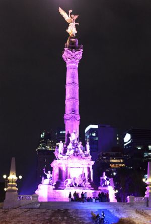 Monumento Ángel de la Independencia, iluminado en la ciudad de México.