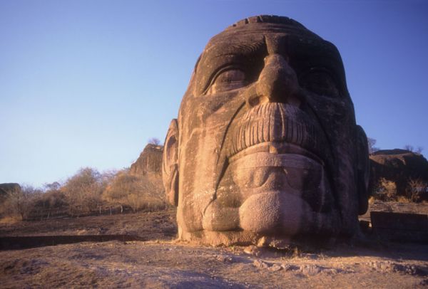 Monumento pétreo de Lázaro Cárdenas, junto a la carretera entre Arcelia y Tlapehuala, Gro.