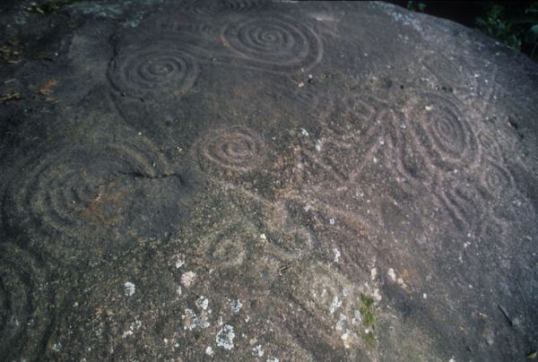 Petroglifos de lineas, circulos y espirales. En Sierra de Manatlán, Jal. y Col.
