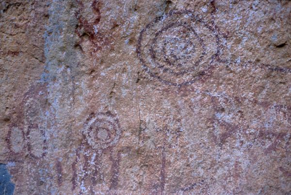 Pinturas rupestes en pared pétrea. Cerca de Ciénega de González, N.L.