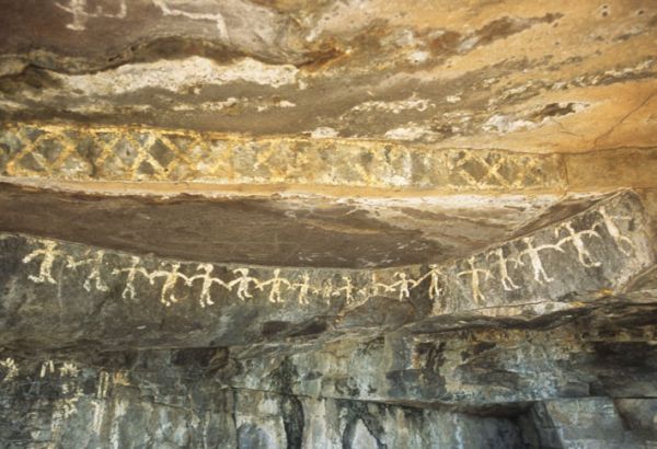 Pinturas rupestres en Boyé junto a arroyo. Cerca de Huichapan, Hgo.