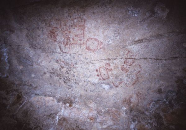Pinturas rupestres en entrada de cueva por Uxmal, Yuc.