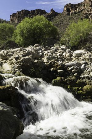 Arroyo frente a Prismas de Comondú, BCS