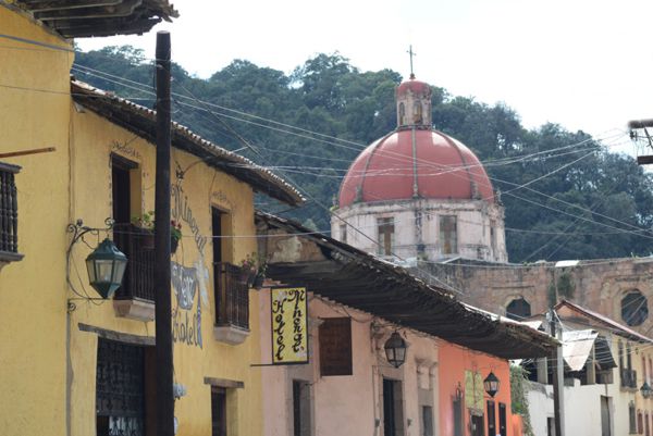 Casas antiguas, Hotel Mineral e iglesia en centro de Tlalpujahua.