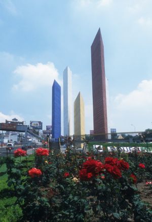 Torres de Satelite del Arq. Luis Barragán y Mathías Goeritz, en periférico y el EdoMex.