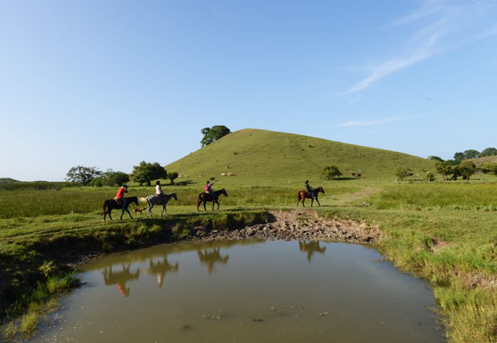 Cabalgata junto a cocodrilos hacia cerro Farallón de Tumilco.