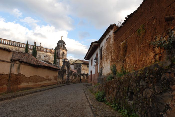 Calle céntrica y Templo del Sagrario en Pátzcuaro, Mich.