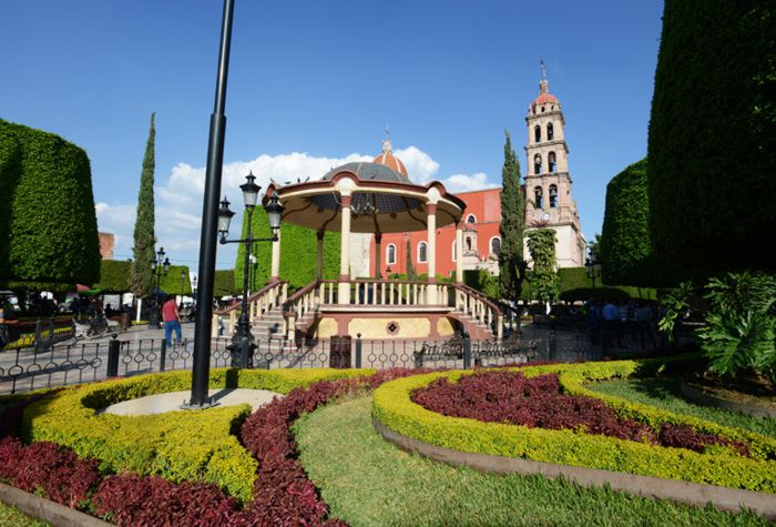 Jardín principal, Kiosko y Parroquia de Santiago Apóstol, centro de Silao.