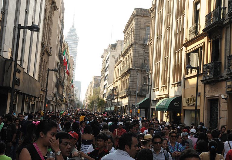 Gente en avenida Madero, Centro de CDMX