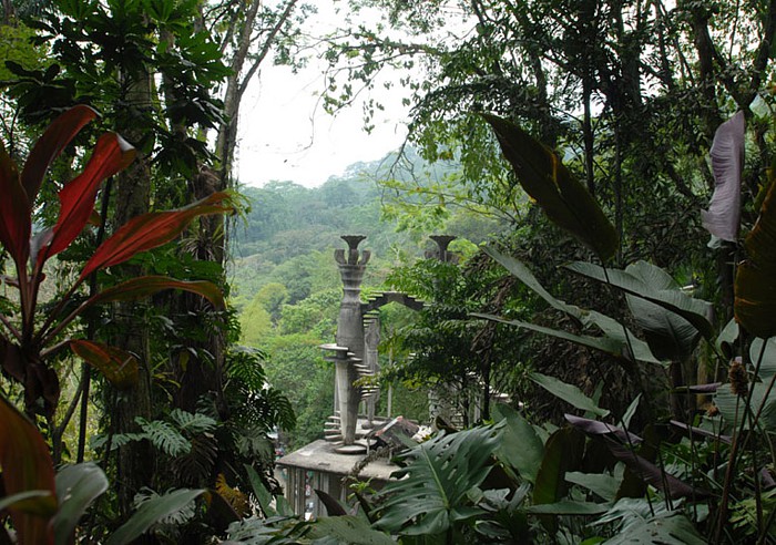 Esculturas surrealistas de Edward James en selva tropical de Xilitla