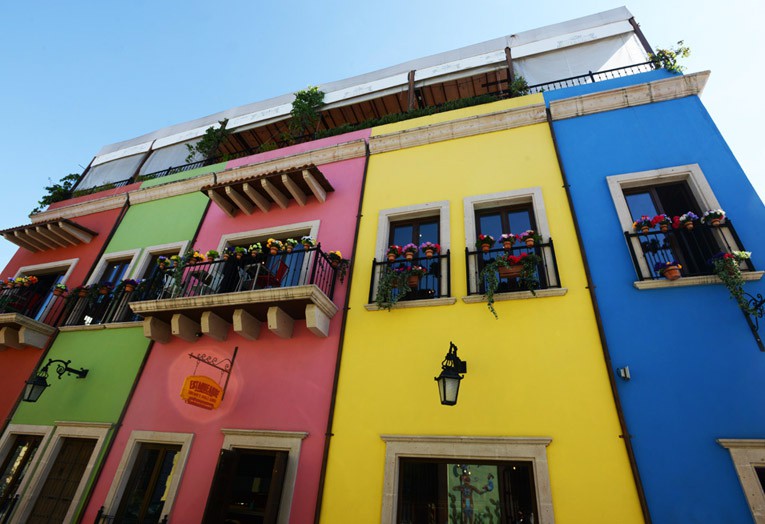 Barrio Antiguo con casona colorida en el centro de Monterrey