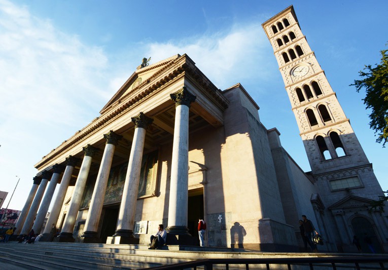 Basilica de Nuestra Señora del Roble y torre, en centro de Monterrey