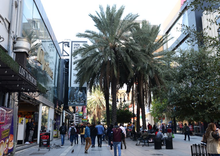 Calle peatonal y comercial en el Centro Histórico