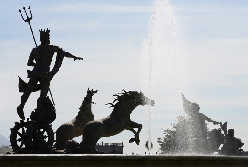 Fuente de Neptuno con sus caballos en la Macroplaza