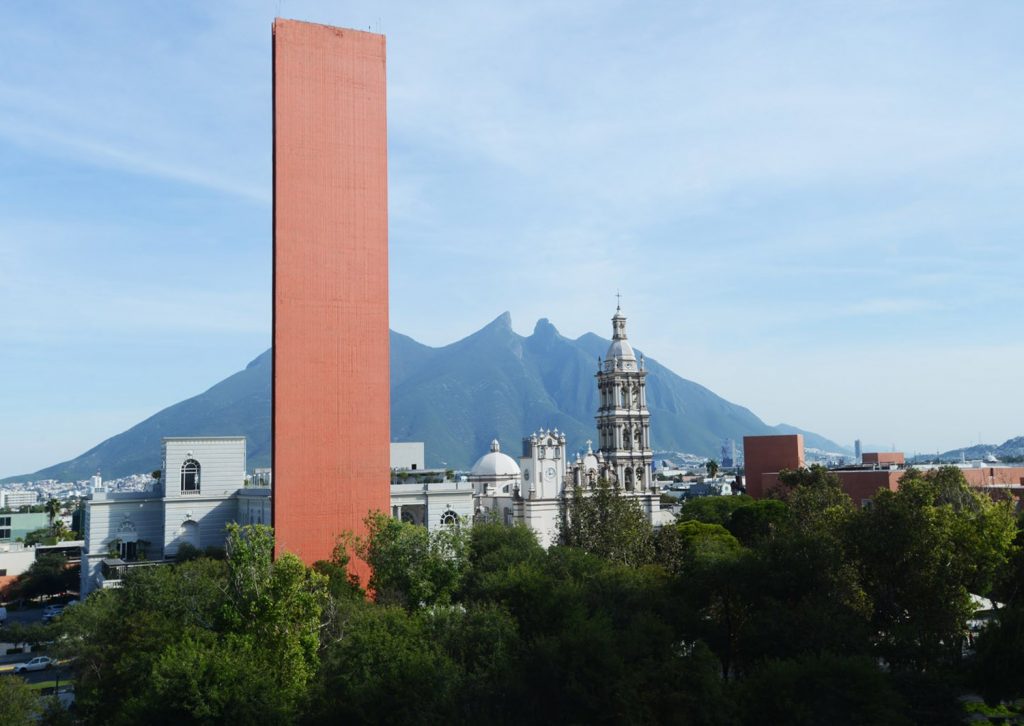 Macroplaza con Faro de Comercio, Catedral y Cerro de la Silla