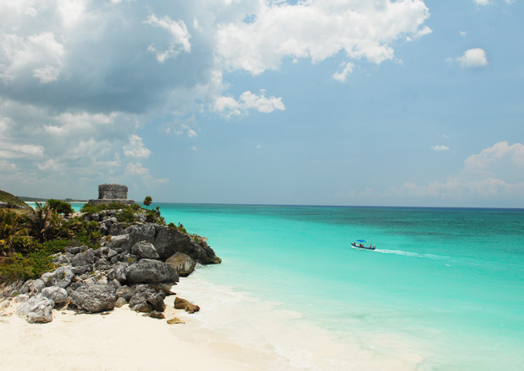 Tulum mar y lancha.