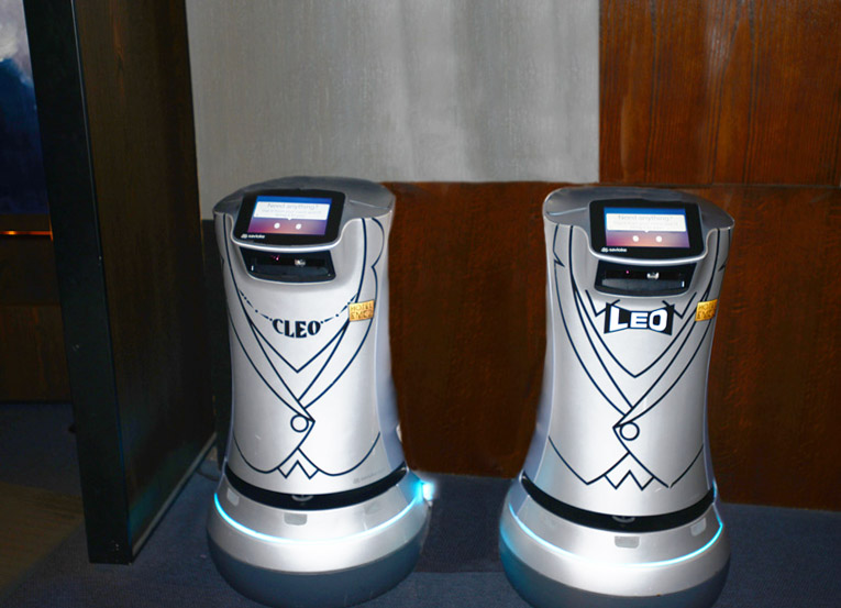 Cleo y Leo, Robots de Hotel EMC2, en Chicago.