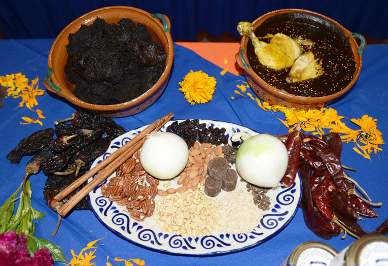 Mole con algunos de sus 53 ingredientes en La Poblanita de Tacubaya.