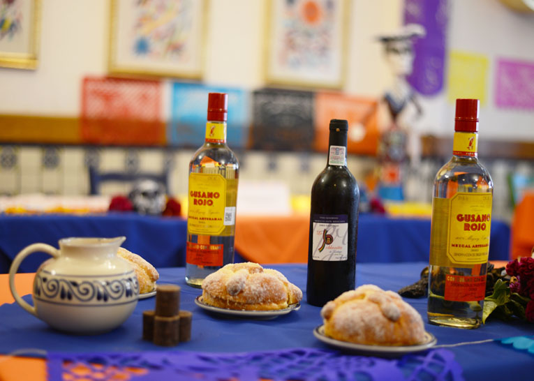 Mezcal, vino y pan de La Poblanita de Tacubaya.