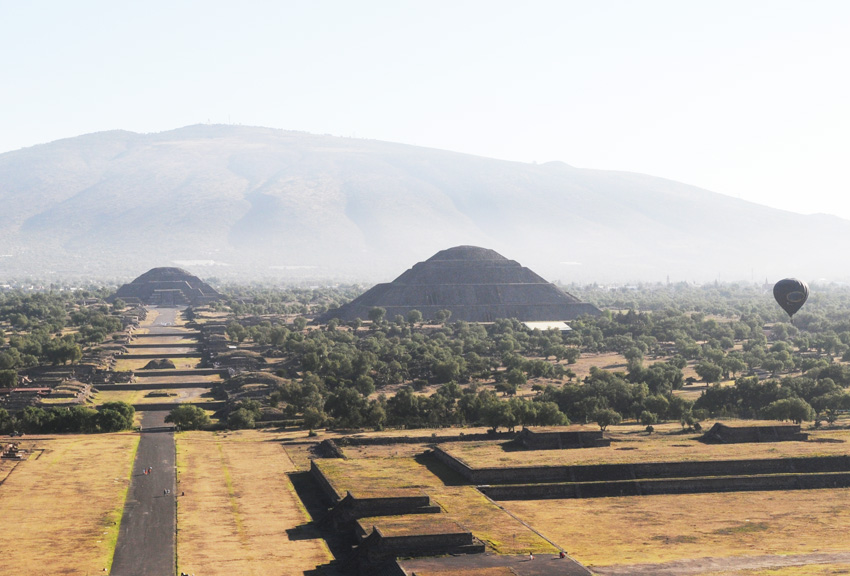 Teotihuacán. Pirámides y globo.