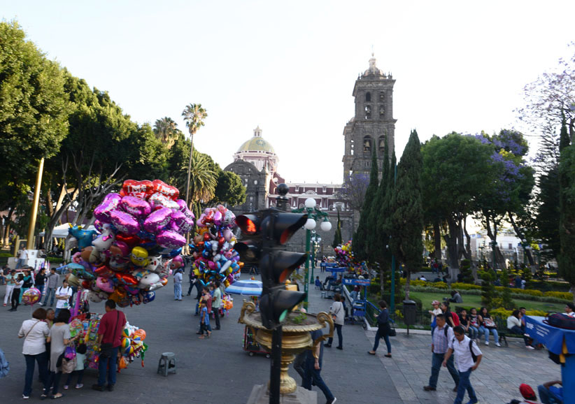 Jardín y Catedral en centro de Puebla.