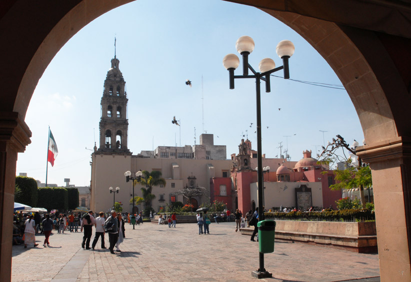 Catedral metropolitana y arcos en centro histórico de León.