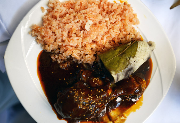 Arroz con mole poblano, y tamal de frijol.